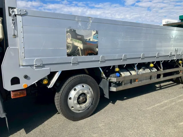 助手席側サイドレールに仕上げ塗装されています。(運転席側も同様)|いすゞ ギガ LKG-CYJ77Aの写真17