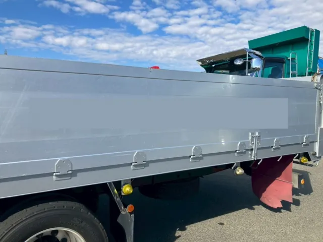 助手席側アオリにキズ・看板跡があります。(運転席側も同様)|いすゞ ギガ LKG-CYJ77Aの写真18