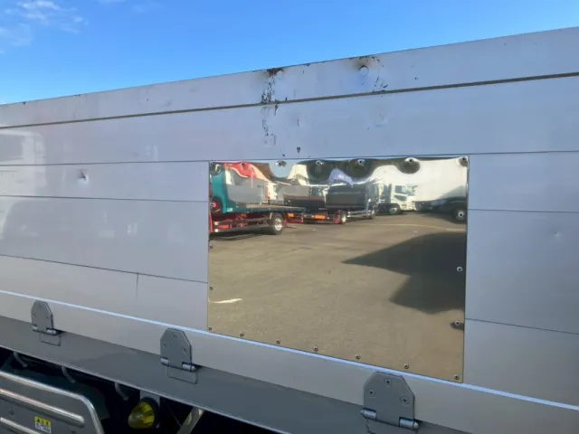 運転席側あおり前側にヘコミ・パッチ補修があります。|いすゞ ギガ LKG-CYJ77Aの写真22