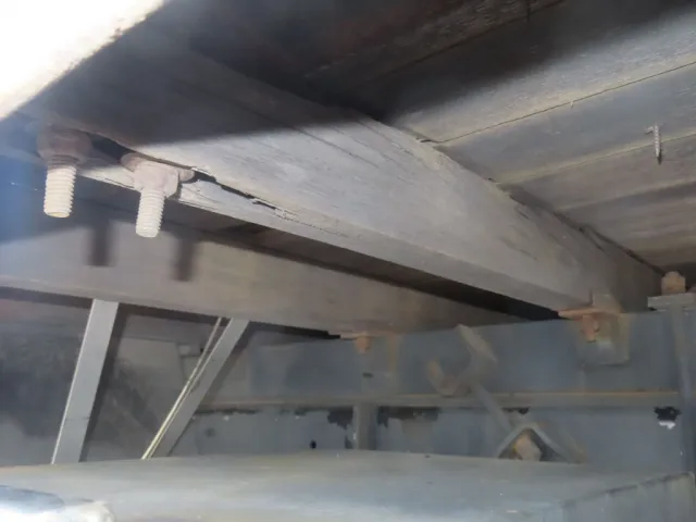 横ネタに腐食・割れ箇所があります。|いすゞ ギガ LKG-CYJ77Aの写真23