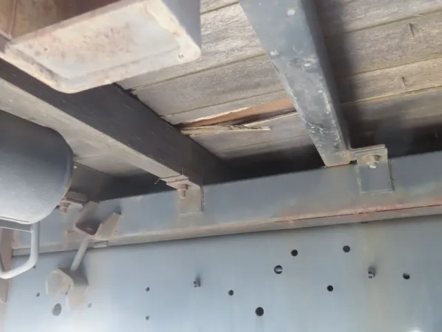 床板裏面の状態です。|いすゞ ギガ LKG-CYJ77Aの写真24