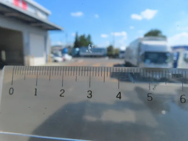 フロントガラス中央付近に小キズがあります。|いすゞ ギガ LKG-CYJ77Aの写真25