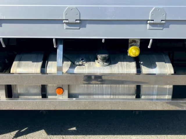 燃料タンクは300Lです。|いすゞ ギガ LKG-CYJ77Aの写真26