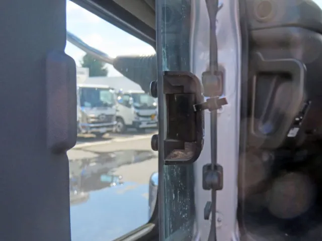 安全窓のロック部の爪が破損しています。|いすゞ ギガ LKG-CYJ77Aの写真27