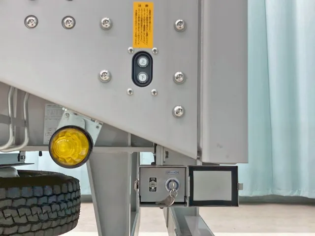 ウイングの開閉 及び メインスイッチです。|トレクス  PFB34118改の写真15