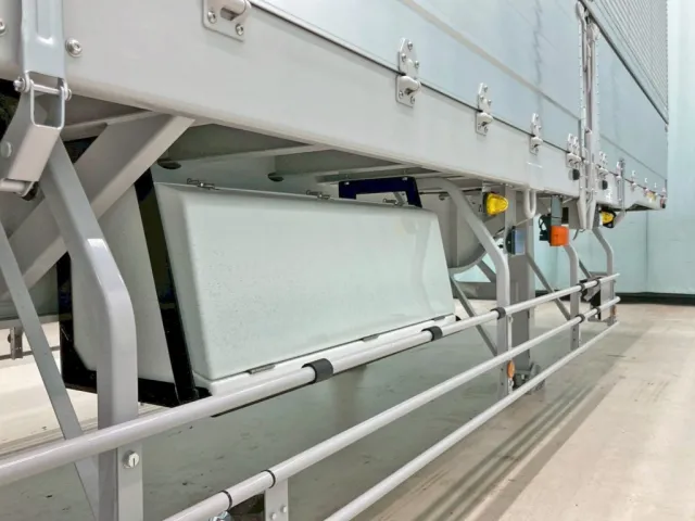 ボディー運転席側中央部に工具箱が付いています。|トレクス  PFB34118改の写真17