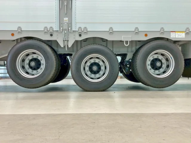 リフトアクスル機能付きです。(1・3軸目がリフトアップします)|トレクス  PFB34118改の写真18