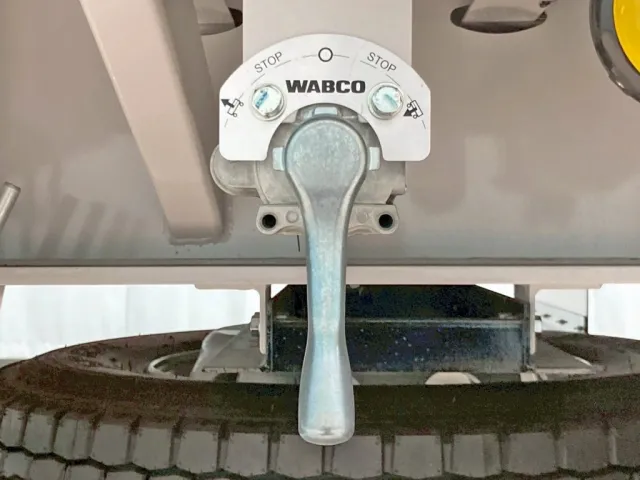 エアサスの昇降レバーです。|トレクス  PFB34118改の写真20