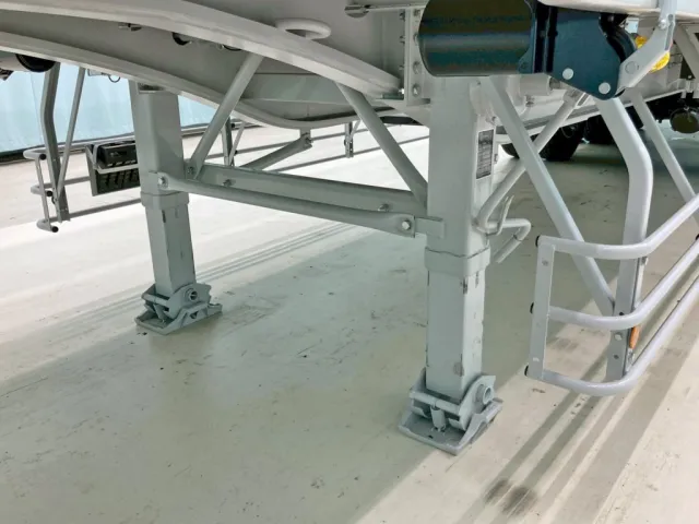 脚は手動式です。|トレクス  PFB34118改の写真25