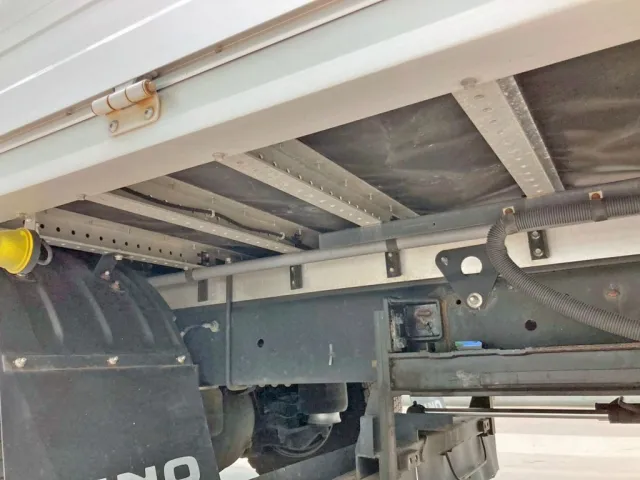 シャーシとネタの状態です。(縦ネタ・横ネタはアルミ製です)|日野 レンジャー 2PG-FD2ABG(2WD)の写真6