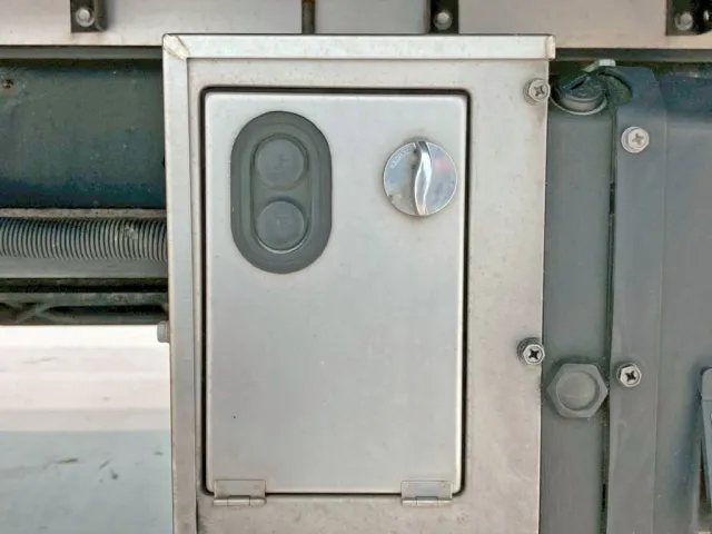 ゲートの昇降スイッチです。|日野 レンジャー 2PG-FD2ABG(2WD)の写真18