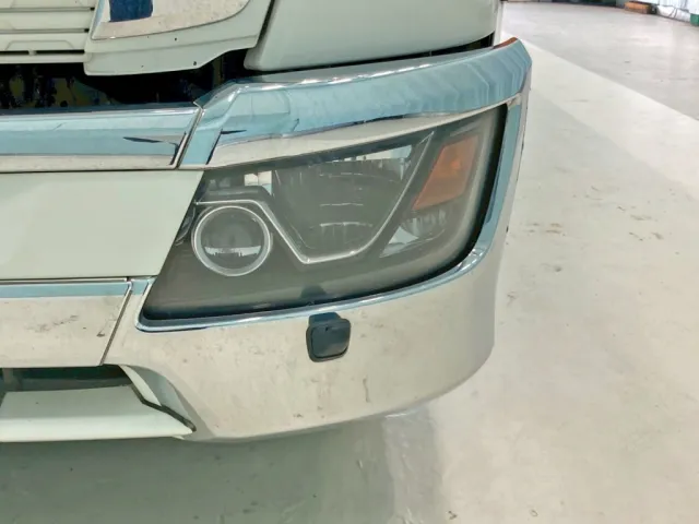 助手席側ヘッドライト内部のリフレクターにガタがあります。|日野 レンジャー 2PG-FD2ABG(2WD)の写真25