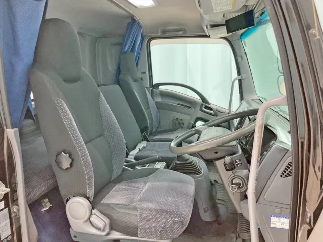 乗車定員は3名です。|いすゞ フォワード TKG-FRR90S2(2WD)の写真8