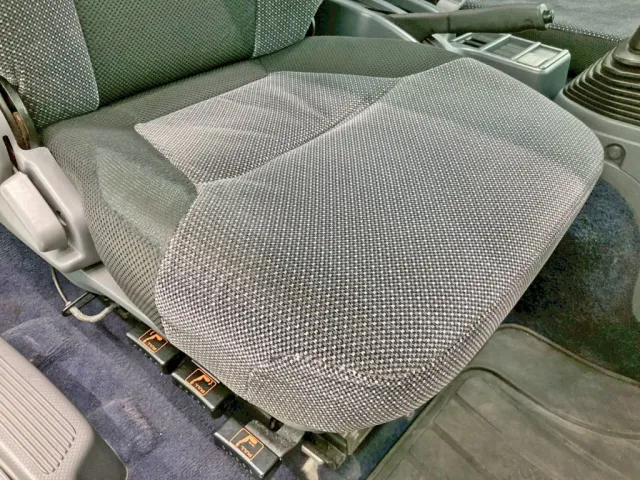 運転席座面にヘタリがあります。|いすゞ フォワード TKG-FRR90S2(2WD)の写真9