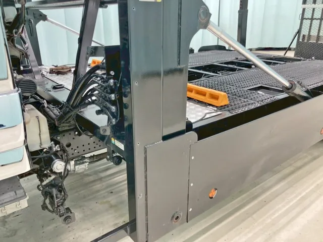 助手席側柱に加工穴があります。(下部)|いすゞ フォワード TKG-FRR90S2(2WD)の写真23