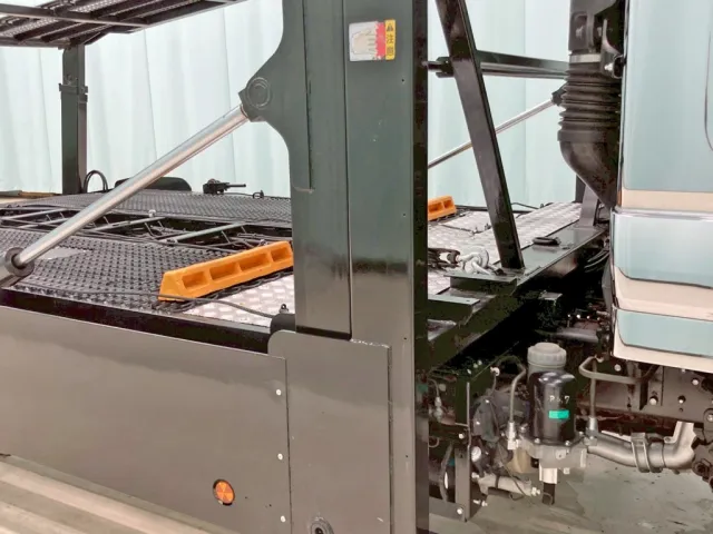 運転席側柱に加工穴があります。(下部)|いすゞ フォワード TKG-FRR90S2(2WD)の写真25