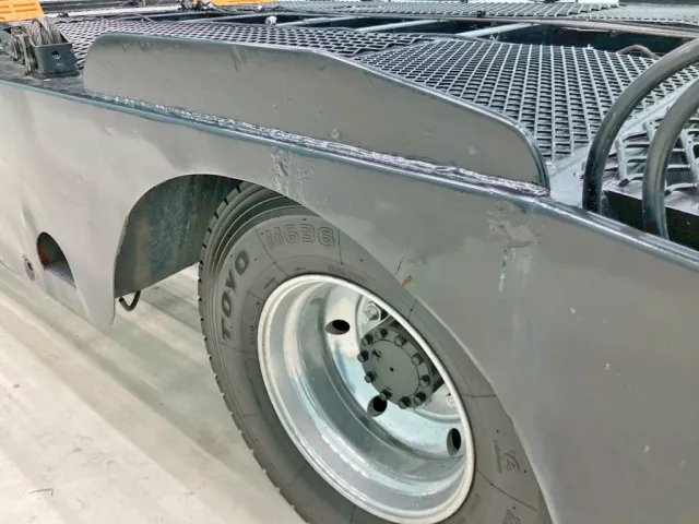 助手席側サイドパネル2軸目後方に割れがあります。|いすゞ フォワード TKG-FRR90S2(2WD)の写真27