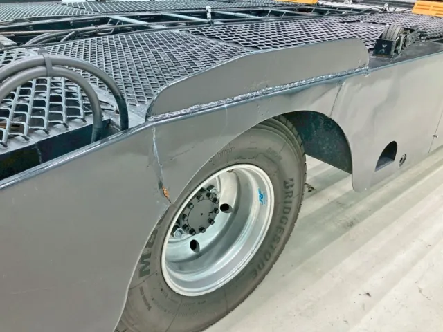 運転席側サイドパネル2軸目前後に割れがあります。|いすゞ フォワード TKG-FRR90S2(2WD)の写真29