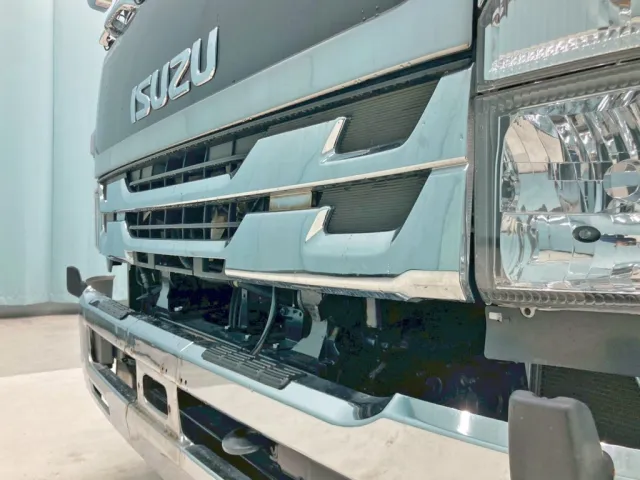 フロントパネルに少々浮きがあります。|いすゞ フォワード TKG-FRR90S2(2WD)の写真32