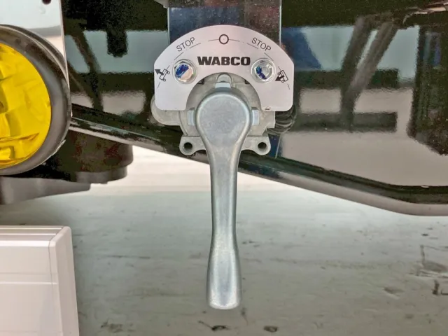 エアサスの昇降レバーです。|トレクス  PLB34114改の写真19