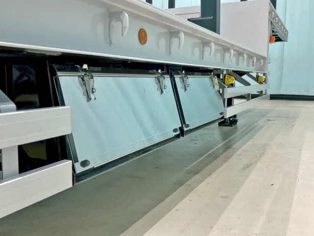 運転席側にステンレス製の工具箱が2つ付いています。|トレクス  PLB34114改の写真22