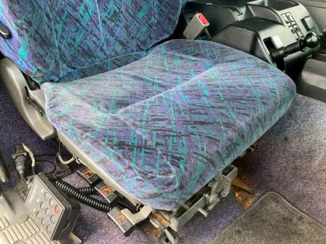 運転席シートにヘタリ・穴があります。リクライニングレバーノブ欠品しています。|いすゞ ギガ PKG-CYJ77W8Aの写真9