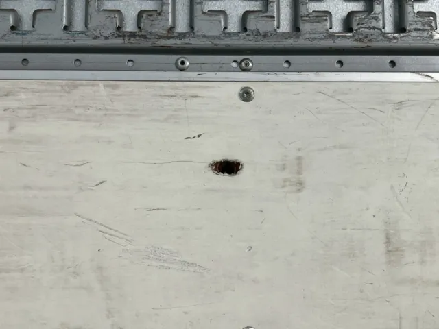 羽根内側に穴があります。|いすゞ ギガ PKG-CYJ77W8Aの写真13