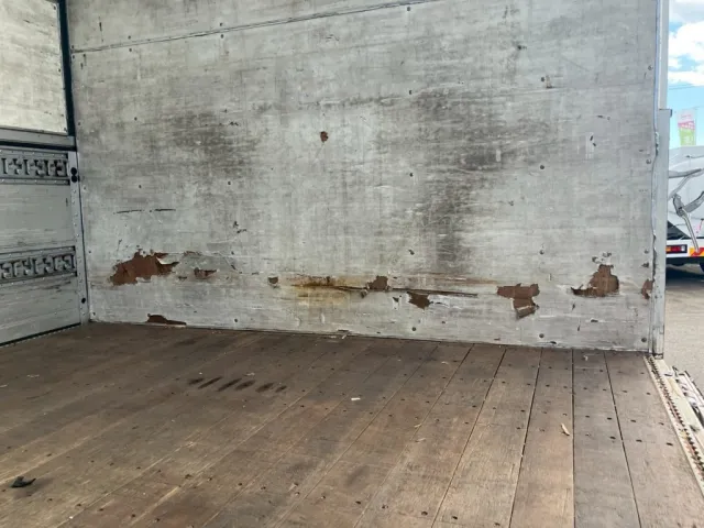 前壁下部にキズ・破れがかります。|いすゞ ギガ PKG-CYJ77W8Aの写真14