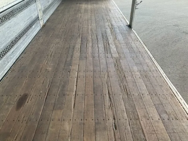 床板に削れている箇所があります。|いすゞ ギガ PKG-CYJ77W8Aの写真15