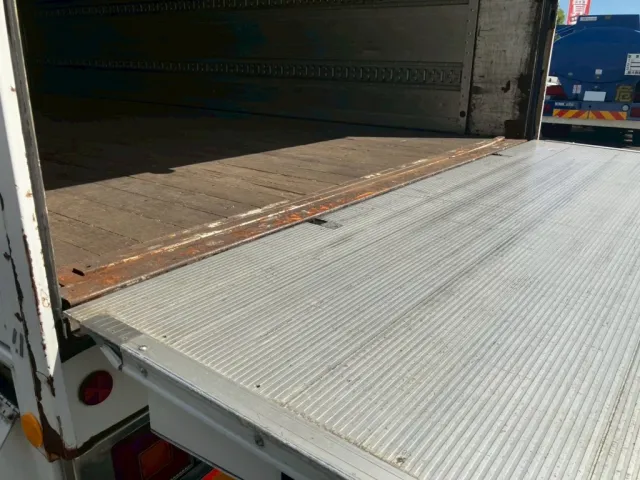 ゲートを上限まで上げた状態です。|いすゞ ギガ PKG-CYJ77W8Aの写真17