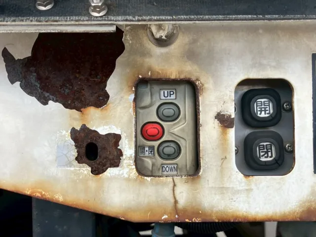 ゲートの昇降スイッチです。|いすゞ ギガ PKG-CYJ77W8Aの写真19