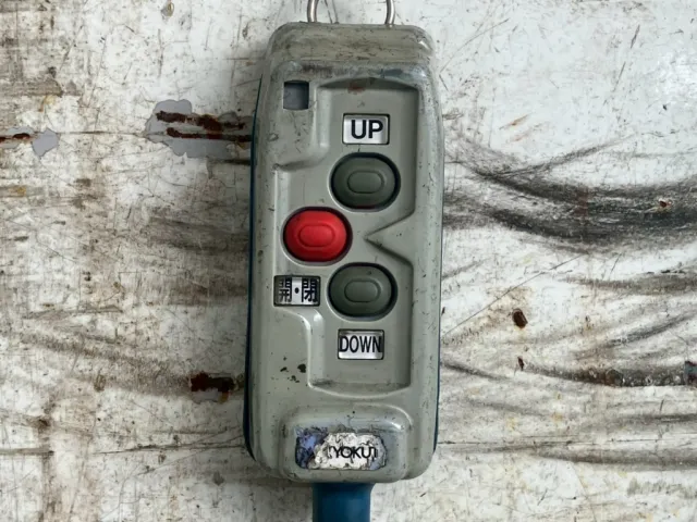 庫内にゲートのリモコンがあります。|いすゞ ギガ PKG-CYJ77W8Aの写真20