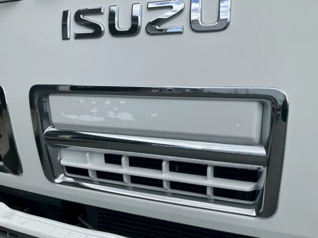 フロントパネルにキズがあります。|いすゞ ギガ PKG-CYJ77W8Aの写真21