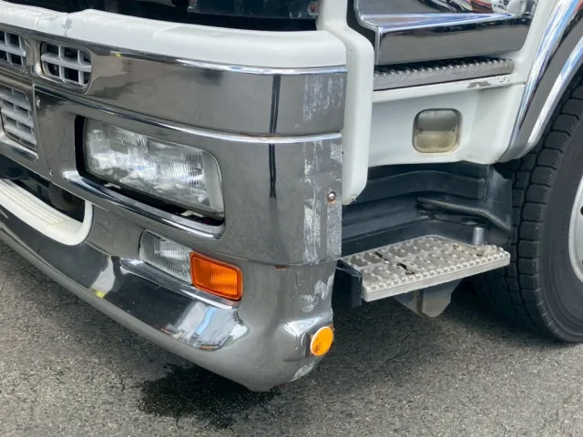 フロントバンパーにキズ・サビ・ヘコミがあります。|いすゞ ギガ PKG-CYJ77W8Aの写真23