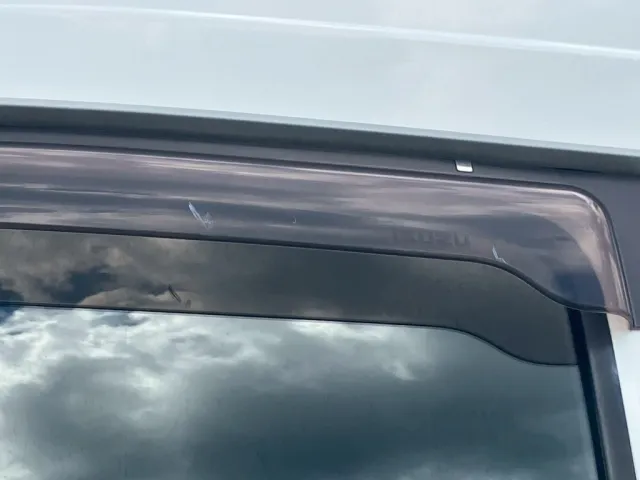 助手席側ドアバイザーにキズがあります。|いすゞ ギガ PKG-CYJ77W8Aの写真24