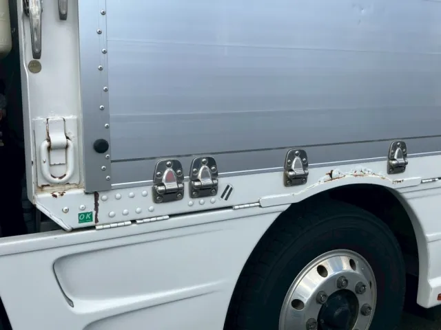 助手席側ボディーにサビ・腐食があります。|いすゞ ギガ PKG-CYJ77W8Aの写真25