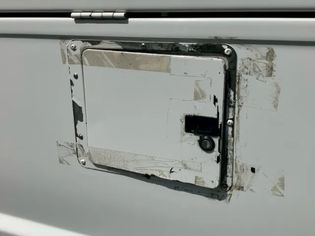 給油口の蓋にガタ・歪みがあります。|いすゞ ギガ PKG-CYJ77W8Aの写真26