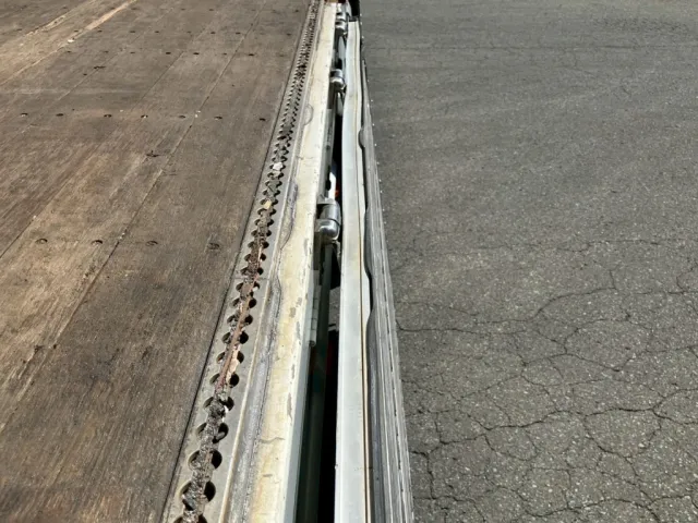 助手席側アオリにに歪みがあります。|いすゞ ギガ PKG-CYJ77W8Aの写真28