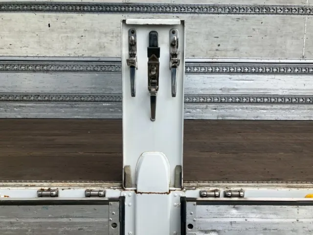 助手席側中柱にサビがあります。|いすゞ ギガ PKG-CYJ77W8Aの写真29