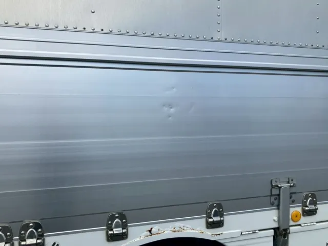 助手席側アオリにヘコミがあります。|いすゞ ギガ PKG-CYJ77W8Aの写真30