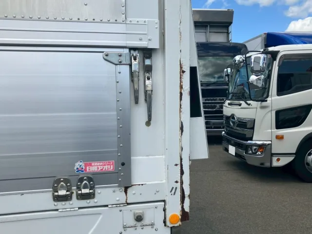 助手席側ボディーにサビ・腐食があります。|いすゞ ギガ PKG-CYJ77W8Aの写真31