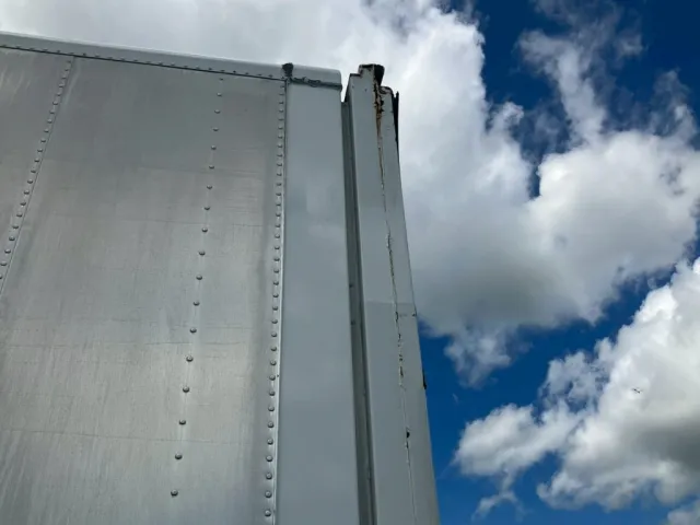 助手席側ボディーにサビ・腐食があります。|いすゞ ギガ PKG-CYJ77W8Aの写真32