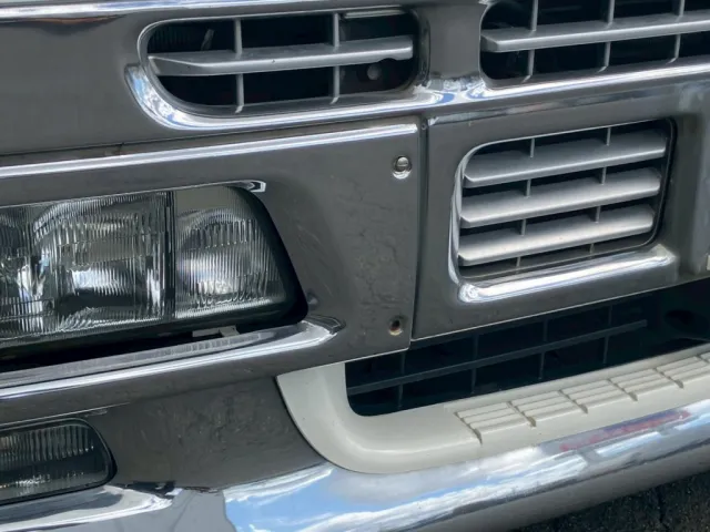 運転席側ヘッドライト周りメッキカバーのボルトが欠品しています。|いすゞ ギガ PKG-CYJ77W8Aの写真33
