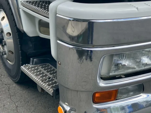 フロントバンパーにヘコミがあります。|いすゞ ギガ PKG-CYJ77W8Aの写真34