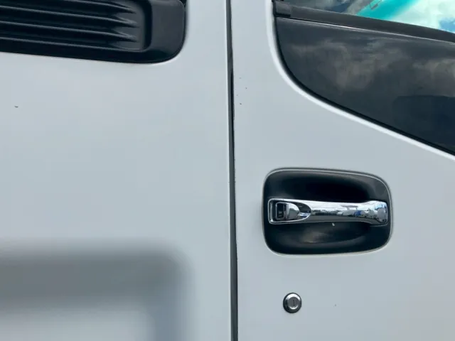 運転席側ドアにキズがあります。|いすゞ ギガ PKG-CYJ77W8Aの写真35