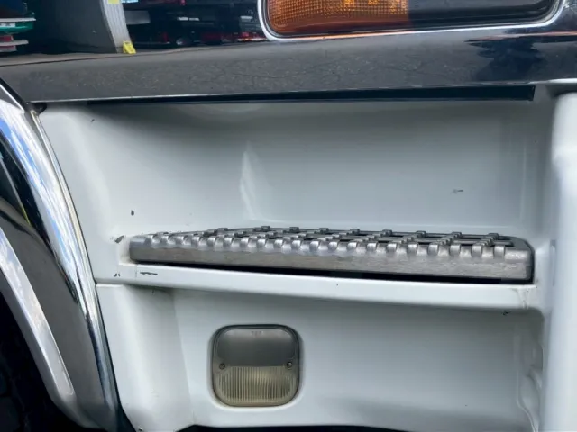 運転席側ステップにキズがあります。|いすゞ ギガ PKG-CYJ77W8Aの写真36