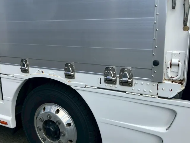 運転席側ボディーにサビ・腐食があります。|いすゞ ギガ PKG-CYJ77W8Aの写真37