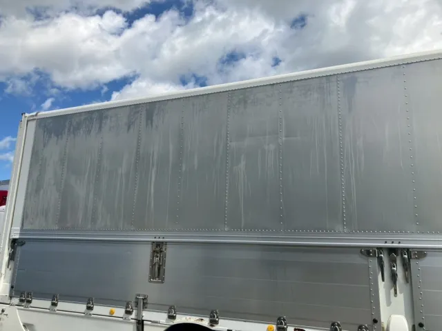 運転席側羽根にキズ・ヘコミ・クリヤー剥げがあります。|いすゞ ギガ PKG-CYJ77W8Aの写真38