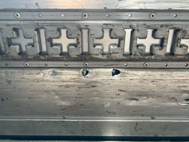 運転席側アオリ内側にキズ・ヘコミ・穴があります。|いすゞ ギガ PKG-CYJ77W8Aの写真40