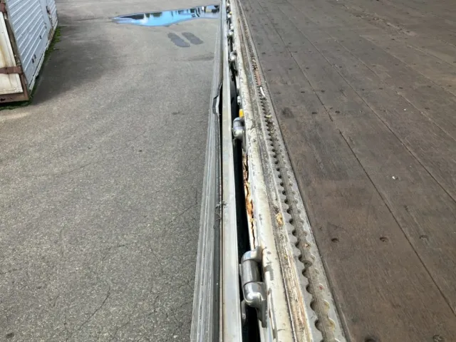 助手席側アオリにに歪みがあります。|いすゞ ギガ PKG-CYJ77W8Aの写真41